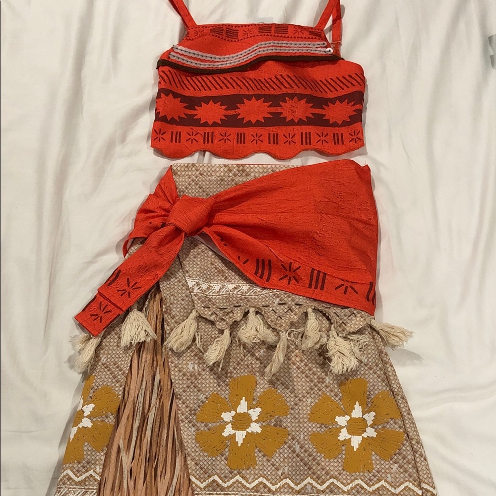MOANA, Disney Store girls costume. Size 5/6, excellent condition!